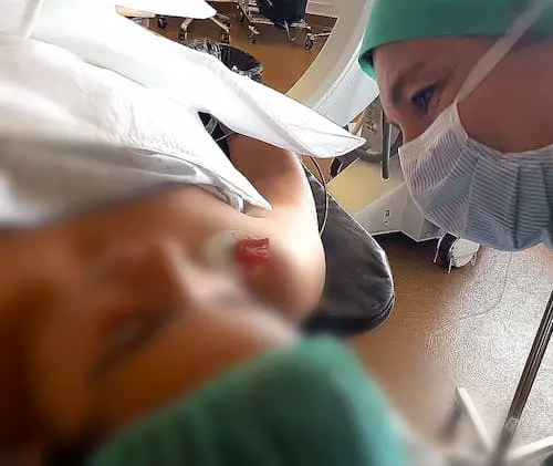 Intervention chirurgicale avec hypnose médicale au bloc opératoire de chirurgie infantile