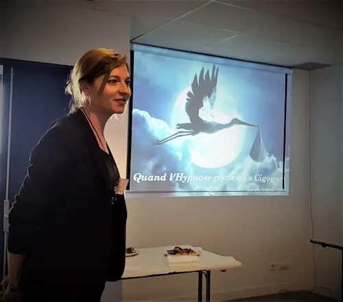 Isabelle Guitard animant une conférence sur l'intérêt de l'hypnose dans un parcours de PMA.