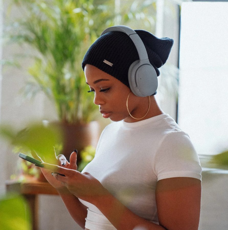 femme casque audio musique thérapeutique hypnose endométriose