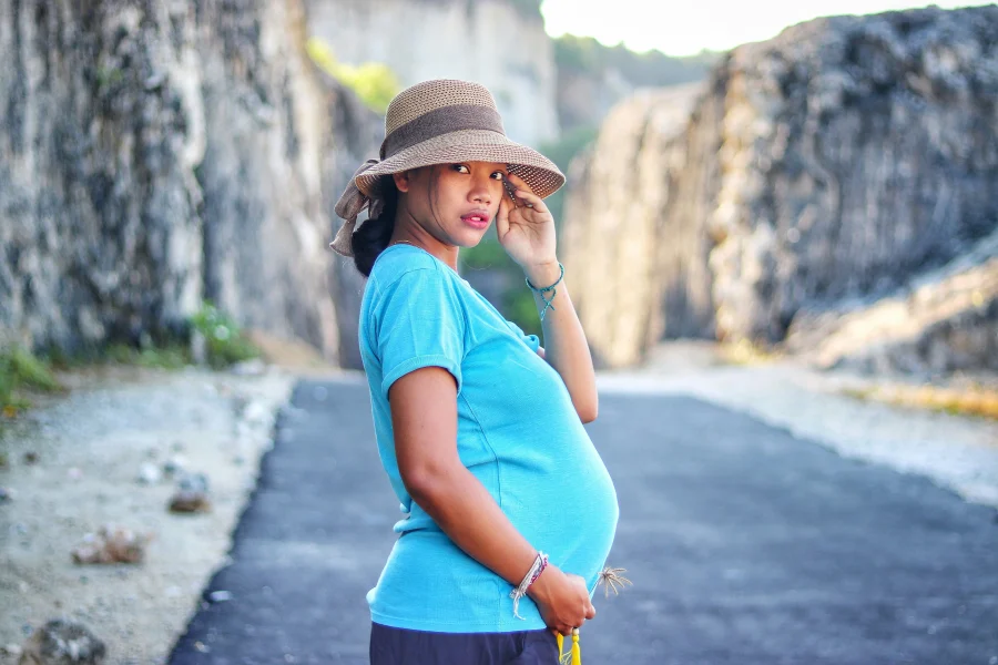 Femme enceinte illustrant la sérénité et l'accompagnement en hypnose de la grossesse à Nantes avec Isabelle Guitard.