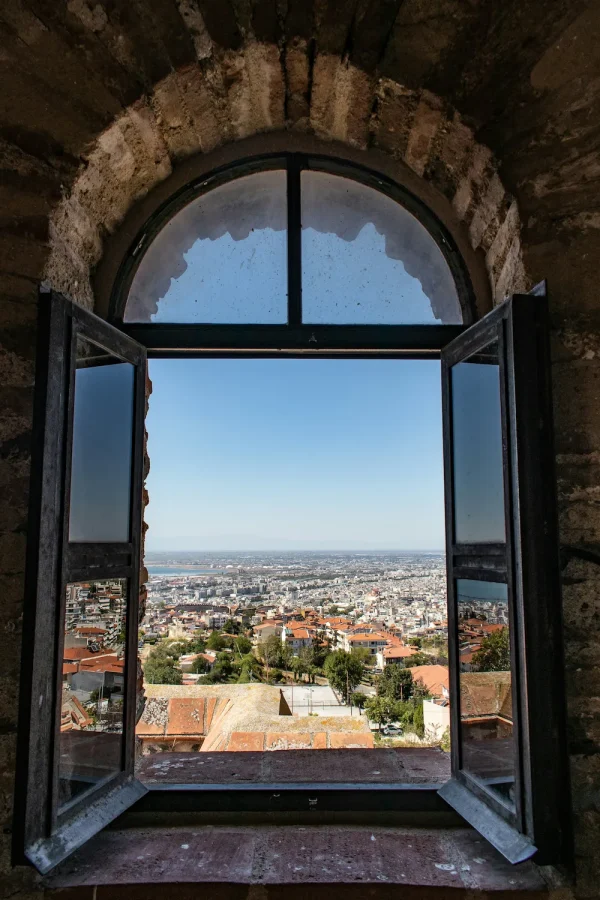 Une grande fenêtre ouverte sur un panorama lumineux et dégagé, illustrant la sensation d'espace, de clarté retrouvée et d'apaisement du stress grâce à l'hypnose thérapeutique à Nantes.